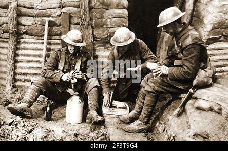 WWI - Trench Warfare - truppe canadesi preparano il pranzo a soli 50 metri dalle linee tedesche. Foto Stock