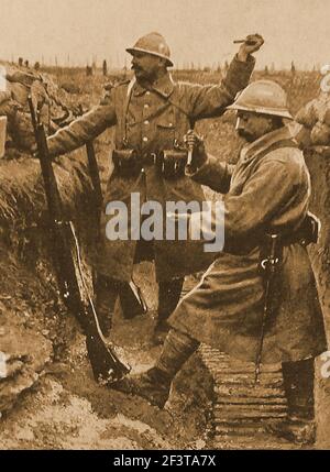 Guerra mondiale - Trench Warfare - soldati francesi prima che Verdun gettasse le granate a mano attraverso la zona neutrale alle linee tedesche. Foto Stock