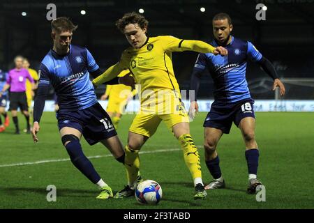 High Wycombe, Regno Unito. 17 Marzo 2021. Callum Styles di Barnsley (m) detiene Dominic Gape (L) e Curtis Thompson di Wycombe Wanderers (R). EFL Skybet Championship Match, Wycombe Wanderers / Barnsley presso lo stadio Adams Park di High Wycombe, Buckinghamshire mercoledì 17 marzo 2021 . questa immagine può essere utilizzata solo per scopi editoriali. Solo per uso editoriale, è richiesta una licenza per uso commerciale. Nessun utilizzo nelle scommesse, nei giochi o nelle pubblicazioni di un singolo club/campionato/giocatore. pic by Steffan Bowen/Andrew Orchard sports photography/Alamy Live news Credit: Andrew Orchard sports photography/Alamy Live News Foto Stock