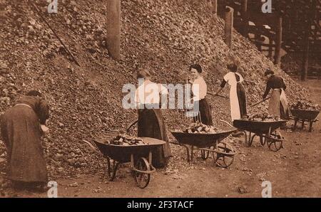 WWI - Donne che svolgono lavori per uomini a Coventry gas Works, UK. (50 donne sono state impegnate nel trasporto di carriole piene di coke ai camion durante la prima guerra mondiale). Foto Stock