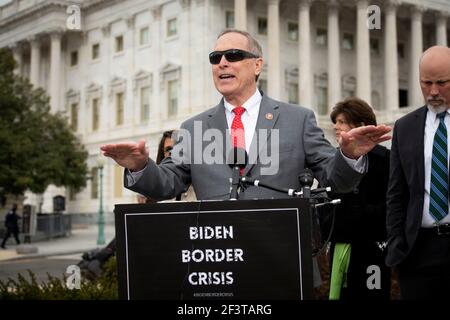 Il Rappresentante degli Stati Uniti Andy Biggs (Repubblicano dell'Arizona) offre osservazioni durante una conferenza stampa della Casa Freedom Caucus sull'immigrazione al confine meridionale, al di fuori del Campidoglio degli Stati Uniti a Washington, DC, mercoledì 17 marzo 2021. Credit: Rod Lamkey/CNP | utilizzo in tutto il mondo Foto Stock