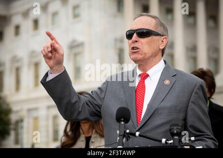 Il Rappresentante degli Stati Uniti Andy Biggs (Repubblicano dell'Arizona) offre osservazioni durante una conferenza stampa della Casa Freedom Caucus sull'immigrazione al confine meridionale, al di fuori del Campidoglio degli Stati Uniti a Washington, DC, mercoledì 17 marzo 2021. Credit: Rod Lamkey/CNP | utilizzo in tutto il mondo Foto Stock