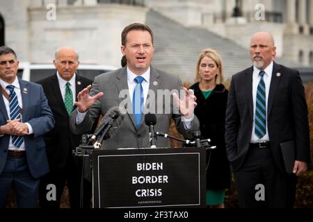 Il rappresentante degli Stati Uniti Michael Cloud (Repubblicano del Texas) offre osservazioni durante una conferenza stampa della Casa Freedom Caucus sull'immigrazione al confine meridionale, al di fuori del Campidoglio degli Stati Uniti a Washington, DC, mercoledì 17 marzo 2021. Credit: Rod Lamkey/CNP | utilizzo in tutto il mondo Foto Stock