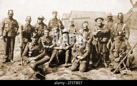 WWI - soldati britannici vestiti in uniformi e che tengono i souvenir catturati dal nemico. Foto Stock