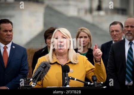 Il Rappresentante degli Stati Uniti Debbie Lesko (Repubblicano dell'Arizona) ha commentato durante una conferenza stampa della Casa Freedom Caucus sull'immigrazione al confine meridionale, al di fuori del Campidoglio degli Stati Uniti a Washington, DC, mercoledì 17 marzo 2021. Credit: Rod Lamkey/CNP | utilizzo in tutto il mondo Foto Stock