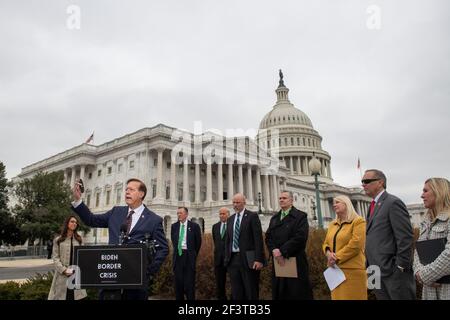 Il Rappresentante degli Stati Uniti Randy Weber (Repubblicano del Texas) offre osservazioni durante una conferenza stampa della Casa Freedom Caucus sull'immigrazione al confine meridionale, al di fuori del Campidoglio degli Stati Uniti a Washington, DC, mercoledì 17 marzo 2021. Credit: Rod Lamkey/CNP | utilizzo in tutto il mondo Foto Stock