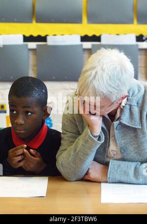 TESTA JULIE EVANS CON IL SESTO ANNO ALLA SCUOLA ELEMENTARE DI COBOURG NEL SUD DI LONDRA. 5 dicembre 2006 TOM PILSTON Foto Stock