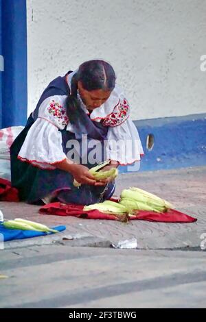 Donna indigena che vende mais nel marciapiede a Cotacachi, Equador Foto Stock