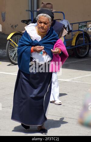 Donna anziana quechua in abito tradizionale a Cotacachi, Ecuador Foto Stock