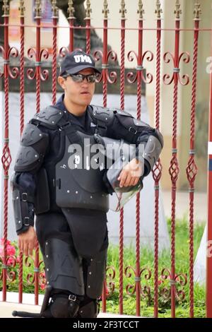 Ufficiale di polizia in attrezzatura da rivolta a Inti Raymi, il festival indigeno del solstizio a Cotacachi, Ecuador Foto Stock