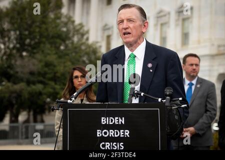 Washington, Stati Uniti d'America. 17 Marzo 2021. Il Rappresentante degli Stati Uniti Paul A. Gosar (Repubblicano dell'Arizona) ha commentato durante una conferenza stampa della Casa Freedom Caucus sull'immigrazione al confine meridionale, al di fuori del Campidoglio degli Stati Uniti a Washington, DC, mercoledì 17 marzo 2021. Credit: Rod Lamkey/CNP/Sipa USA Credit: Sipa USA/Alamy Live News Foto Stock