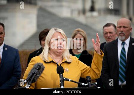 Washington, Stati Uniti d'America. 17 Marzo 2021. Il Rappresentante degli Stati Uniti Debbie Lesko (Repubblicano dell'Arizona) ha commentato durante una conferenza stampa della Casa Freedom Caucus sull'immigrazione al confine meridionale, al di fuori del Campidoglio degli Stati Uniti a Washington, DC, mercoledì 17 marzo 2021. Credit: Rod Lamkey/CNP/Sipa USA Credit: Sipa USA/Alamy Live News Foto Stock