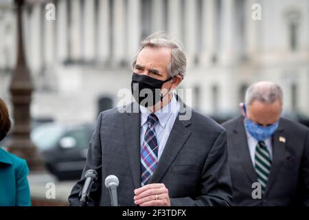 Washington, Stati Uniti d'America. 17 Marzo 2021. Il senatore degli Stati Uniti Jeff Merkley (democratico dell'Oregon) offre osservazioni durante una conferenza stampa riguardante il for the People Act al Campidoglio degli Stati Uniti a Washington, DC, mercoledì 17 marzo 2021. Credit: Rod Lamkey/CNP/Sipa USA Credit: Sipa USA/Alamy Live News Foto Stock