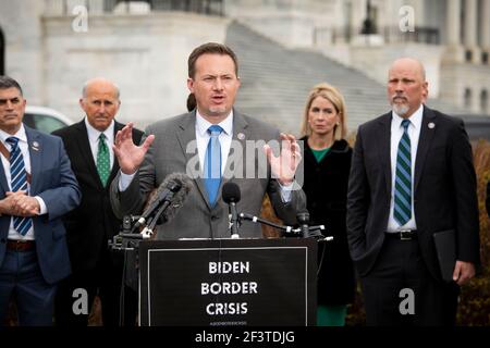 Washington, Stati Uniti d'America. 17 Marzo 2021. Il rappresentante degli Stati Uniti Michael Cloud (Repubblicano del Texas) offre osservazioni durante una conferenza stampa della Casa Freedom Caucus sull'immigrazione al confine meridionale, al di fuori del Campidoglio degli Stati Uniti a Washington, DC, mercoledì 17 marzo 2021. Credit: Rod Lamkey/CNP/Sipa USA Credit: Sipa USA/Alamy Live News Foto Stock