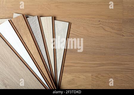 Sfondo laminato. Campioni di laminato o parquet con motivo e struttura in legno per pavimenti e interni. Produzione di pavimenti in legno.. Foto Stock