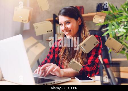 Donna fa lo shopping attraverso il negozio online di e-commerce. Concetto di consegna rapida Foto Stock