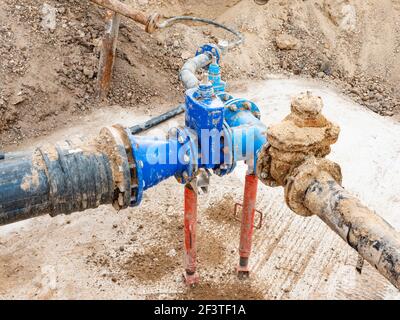 Manutenzione del sistema di approvvigionamento di acqua potabile per i sobborghi. Sostituzione di una valvola non funzionante con nuove valvole a saracinesca, diametro flangia 300 mm. Foto Stock
