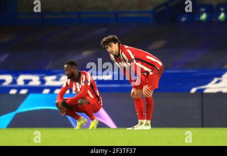 Sequeira Joao Felix di Atletico Madrid (a destra) e Thomas Lemar si sono sfidati dopo il round della Champions League di 16 seconda tappa allo Stamford Bridge, Londra. Data immagine: Mercoledì 17 marzo 2021. Foto Stock