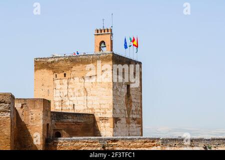 La torre di avvistamento (Torre de la Vela) alla Alcazaba, il castello di Alhambra y Generalife, Granada, Spagna meridionale Foto Stock