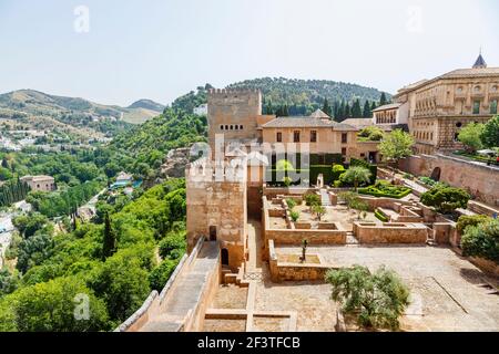 Vista del Jardin de los Adarves (giardino dei bastioni) a Alcazaba, Alhambra y Generalife, Granada, Andalusia, Spagna Foto Stock