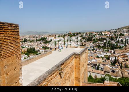 Puerta y Torre de las Armas e vista panoramica sulla città di Alcazaba, la fortezza di Alhambra y Generalife, Granada, Andalusia, Spagna Foto Stock
