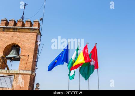 Bandiere sulla torre campanaria in cima alla Torre de la vela in Alcabaza, la fortezza in Alhambra y Generalife, Granada, Andalusia, Spagna Foto Stock