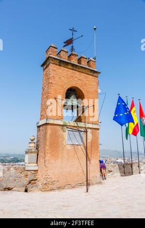 La torre campanaria in cima alla Torre de la vela in Alcabaza, la fortezza in Alhambra y Generalife, Granada, Andalusia, Spagna Foto Stock