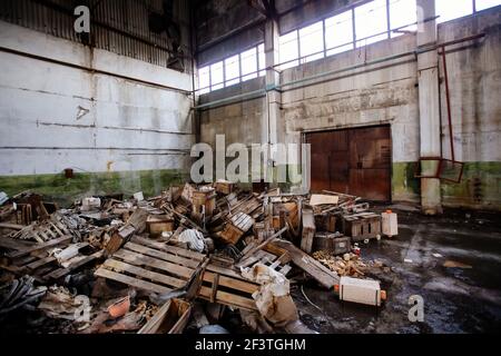 Abbandonato grande sala industriale con rifiuti in attesa di demolizione Foto Stock