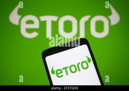 Ucraina. 17 Marzo 2021. In questa illustrazione fotografica un logo eToro di un'azienda israeliana di social trading e brokerage è visto su uno smartphone e uno schermo per pc. Credit: Pavlo Gonchar/SOPA Images/ZUMA Wire/Alamy Live News Foto Stock