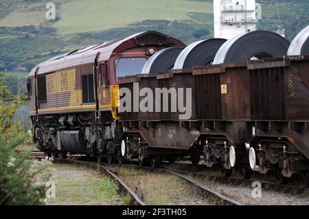 66041 lasciare il cantiere Margam con un treno per Trostre Works. Foto Stock