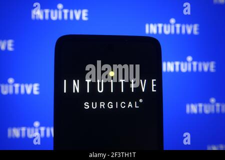 Ucraina. 17 Marzo 2021. In questa illustrazione fotografica, sullo schermo di uno smartphone e di un pc viene visualizzato un logo chirurgico intuitivo. Credit: Pavlo Gonchar/SOPA Images/ZUMA Wire/Alamy Live News Foto Stock
