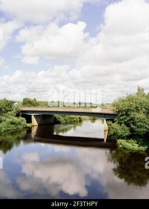 Ponte sul fiume Clyde, che trasporta il traffico da East Kilbride lungo la A725 verso la M74 vicino a Bothwell e Hamilton. Foto Stock