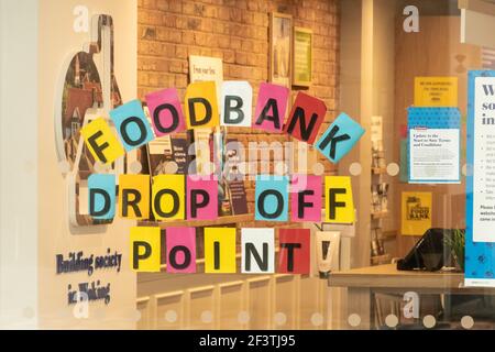 Punto di rientro a Foodbank nella filiale di Woking della Nationwide Building Society a Surrey, Regno Unito, durante la pandemia del Coronavirus Covid-19, 2021 Foto Stock