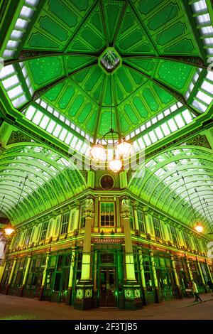 Mercato Leadenhall illuminato in verde per il giorno di San Patrizio 2021 Foto Stock