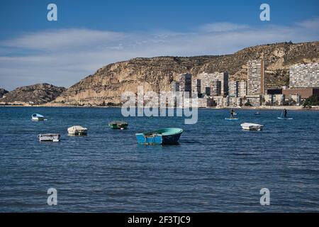 Barche sulla spiaggia, situata a Alicante, Spagna. Visualizza Foto Stock