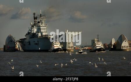 HMS ARK ROYAL ARRIVA A LONDRA.15/2/04 PILSTON Foto Stock