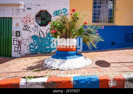 Riciclaggio di vecchi pneumatici auto in vaso di fiori, la Candelaria, Bogotà, Colombia Foto Stock