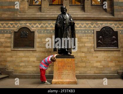 LA PIETRA DI THEODORE, IL GRANDE, GRANDE, GRANDE, GRANDE NIPOTE DI RICHARD OWEN STA CON LA SUA STATUA DENTRO IL MUSEO DI STORIA NATURALE.OWEN, IL FONDATORE DEL MUSEO, CELEBRA IL SUO BICENTENARIO QUEST'ANNO.19/7/04 PILSTON Foto Stock