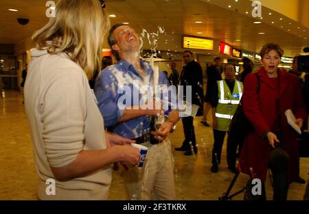 PEN HADOW CON SUA MOGLIE AL SUO ARRIVO A HEATHROW DOPO IL SUO TREKKING AL POLO SUD.[LO CHAMPAGNE È ANDATO VIA NELLE SUE MANI]. 2/2/04 PILSTON Foto Stock