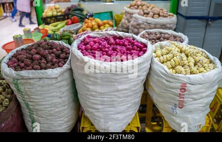 Patate stand al mercato di Paloquemao, Bogotà, Colombia Foto Stock