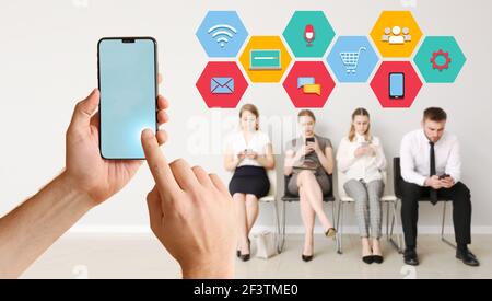 Collage di mani maschili e di gruppi di persone che utilizzano telefoni cellulari. Concetto di marketing digitale Foto Stock