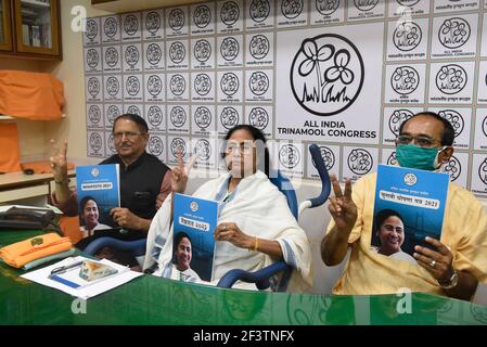 Kolkata, India. 17 Marzo 2021. KOLKATA, INDIA - MARZO 17: Capo ministro del Bengala Occidentale e capo del Congresso Trinamool Mamata Banerjee durante la liberazione del manifesto elettorale del partito per le prossime elezioni di assemblea, nella sua residenza di Kalighat il 17 marzo 2021 a Kolkata, India. (Foto di Samir Jana/Hindustan Times/Sipa USA) Credit: Sipa USA/Alamy Live News Foto Stock