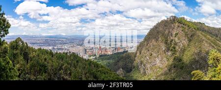 Panorama di Bogotà e Cerro de Monserrate dalla strada A Cerro de Guadalupe Foto Stock