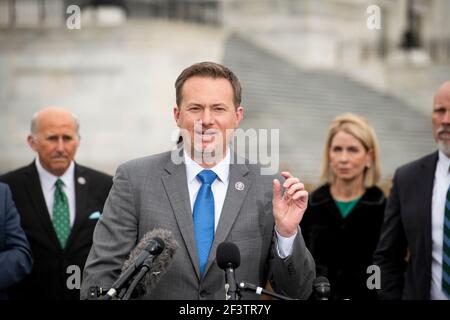 Il rappresentante degli Stati Uniti Michael Cloud (Repubblicano del Texas) offre osservazioni durante una conferenza stampa della Casa Freedom Caucus sull'immigrazione al confine meridionale, al di fuori del Campidoglio degli Stati Uniti a Washington, DC, mercoledì 17 marzo 2021. Credito: Rod Lammey/CNP /MediaPunch Foto Stock
