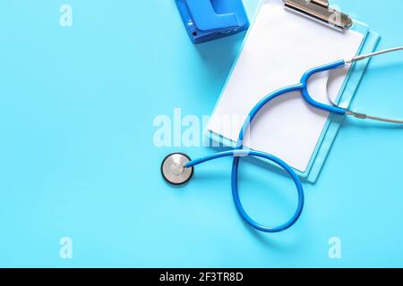 Stetoscopio e appunti su sfondo a colori Foto Stock