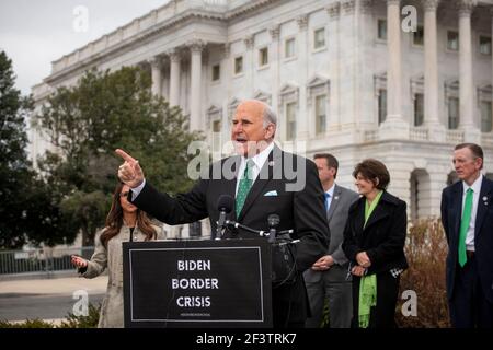 Il rappresentante degli Stati Uniti Louie Gohmert (rappresentante del Texas) offre osservazioni durante una conferenza stampa della Casa Freedom Caucus sull'immigrazione al confine meridionale, al di fuori del Campidoglio degli Stati Uniti a Washington, DC, mercoledì 17 marzo 2021. Credito: Rod Lammey/CNP /MediaPunch Foto Stock