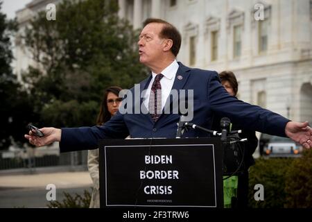 Il Rappresentante degli Stati Uniti Randy Weber (Repubblicano del Texas) offre osservazioni durante una conferenza stampa della Casa Freedom Caucus sull'immigrazione al confine meridionale, al di fuori del Campidoglio degli Stati Uniti a Washington, DC, mercoledì 17 marzo 2021. Credito: Rod Lammey/CNP /MediaPunch Foto Stock
