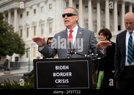 Il Rappresentante degli Stati Uniti Andy Biggs (Repubblicano dell'Arizona) offre osservazioni durante una conferenza stampa della Casa Freedom Caucus sull'immigrazione al confine meridionale, al di fuori del Campidoglio degli Stati Uniti a Washington, DC, mercoledì 17 marzo 2021. Credito: Rod Lammey/CNP /MediaPunch Foto Stock