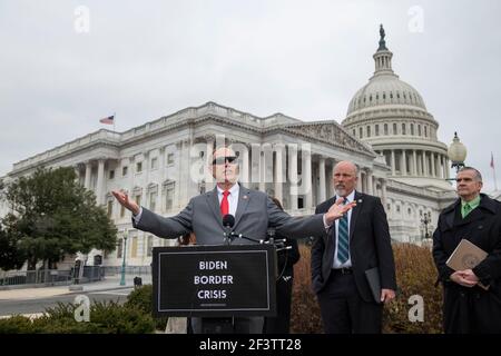 Il Rappresentante degli Stati Uniti Andy Biggs (Repubblicano dell'Arizona) offre osservazioni durante una conferenza stampa della Casa Freedom Caucus sull'immigrazione al confine meridionale, al di fuori del Campidoglio degli Stati Uniti a Washington, DC, mercoledì 17 marzo 2021. Credito: Rod Lammey/CNP /MediaPunch Foto Stock