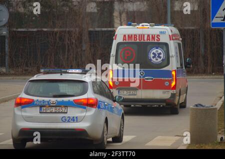 Ambulanza e polizia - partenza dalla scena di un incidente stradale. Foto Stock